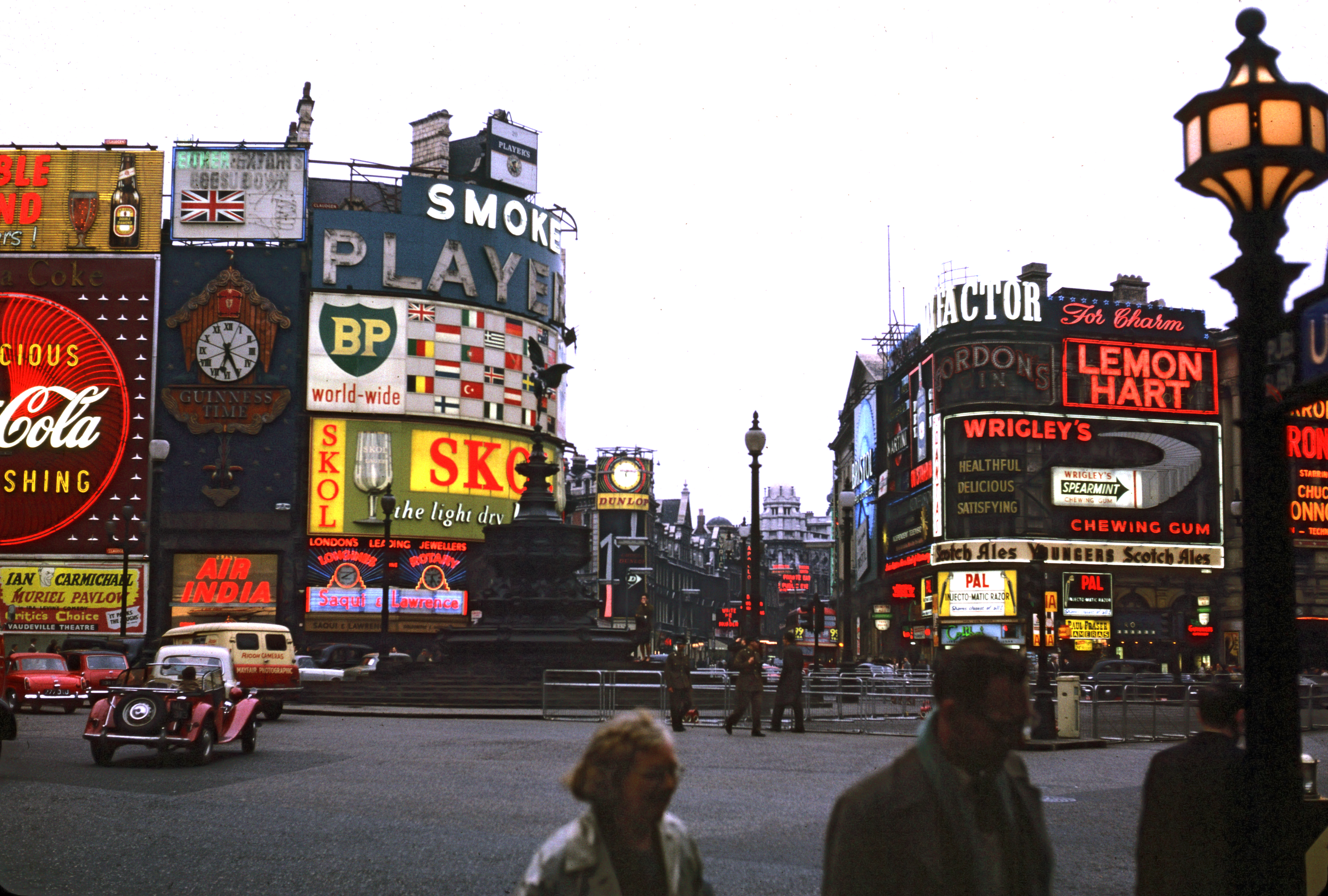 Piccadilly_Circus_in_London_1962_Brighter.jpg