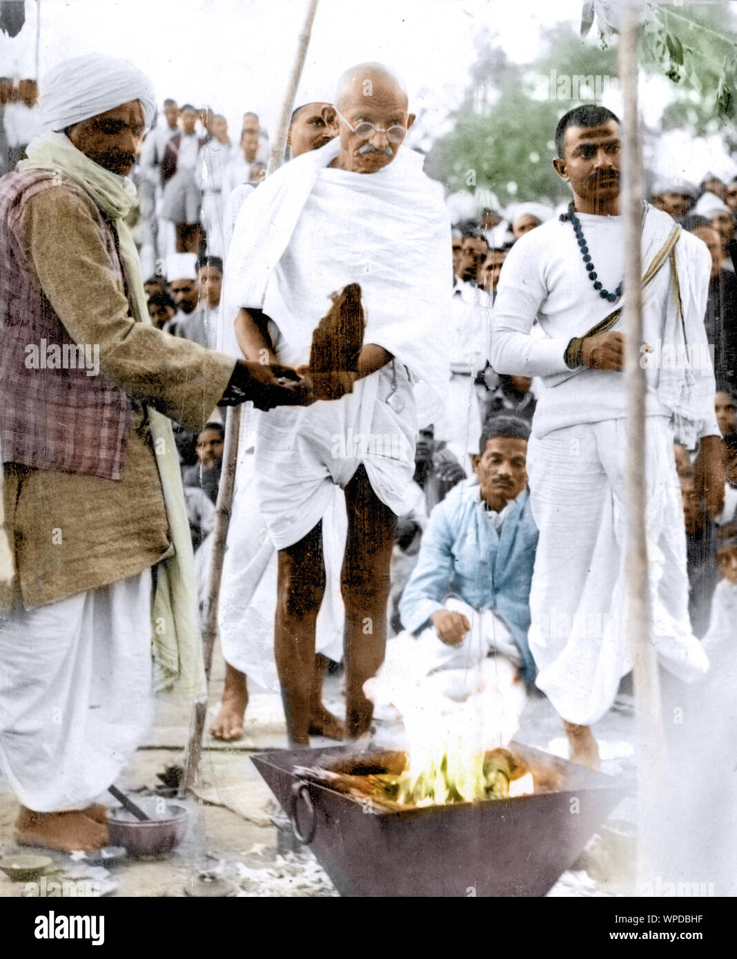 mahatma-gandhi-performing-havan-fire-ceremony-of-laying-stone-allahabad-india-asia-november-19-1939-WPDBHF.jpg