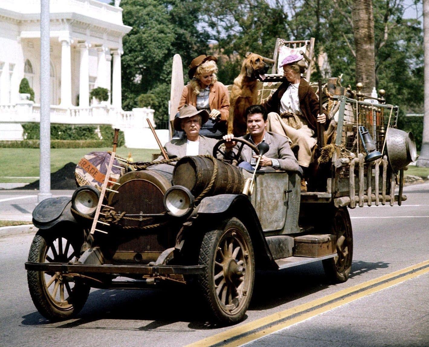 Beverly-Hillbillies-Family-in-the-car.jpg