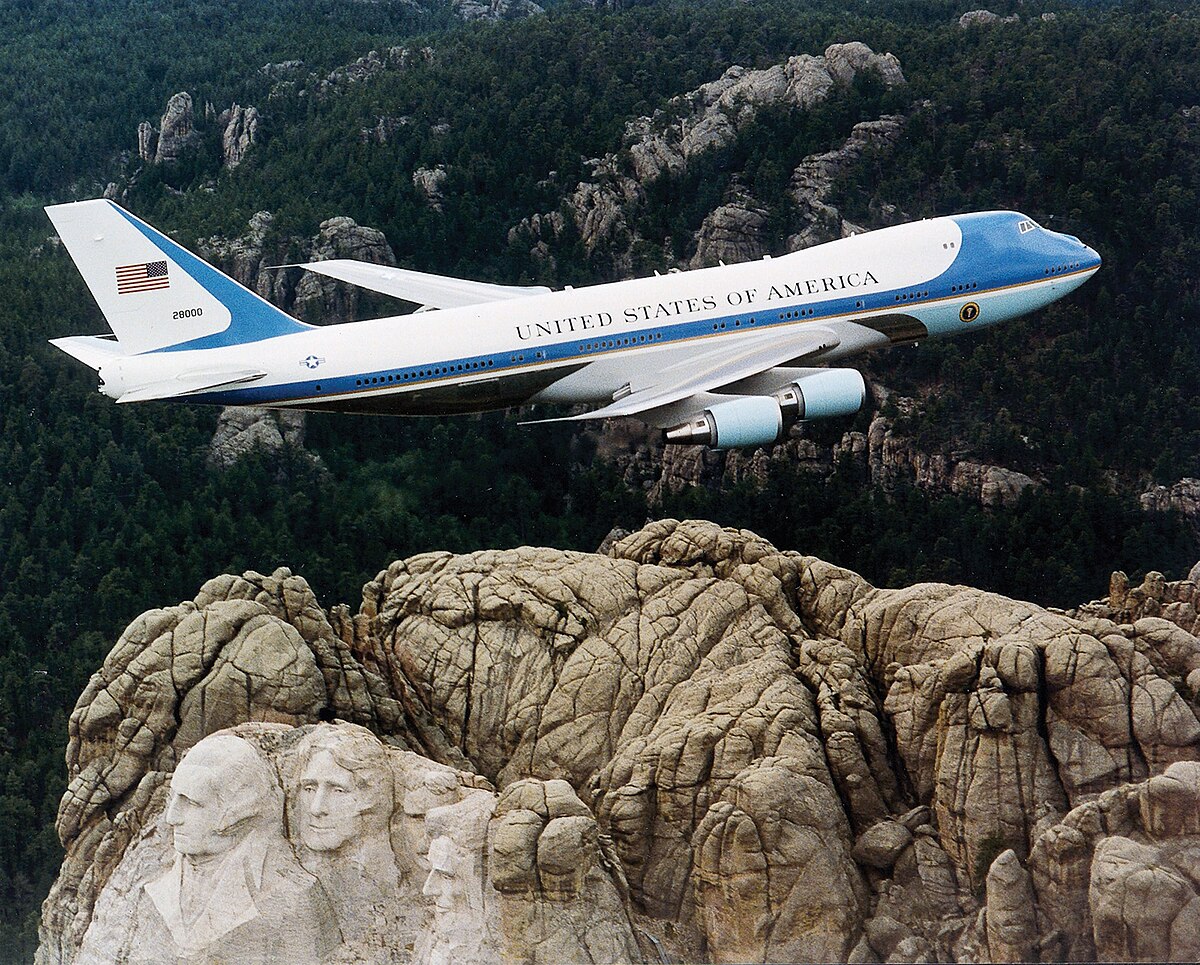 1200px-Air_Force_One_over_Mt._Rushmore.jpg